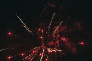 Czerwone i złote fajerwerki na nocnym niebie